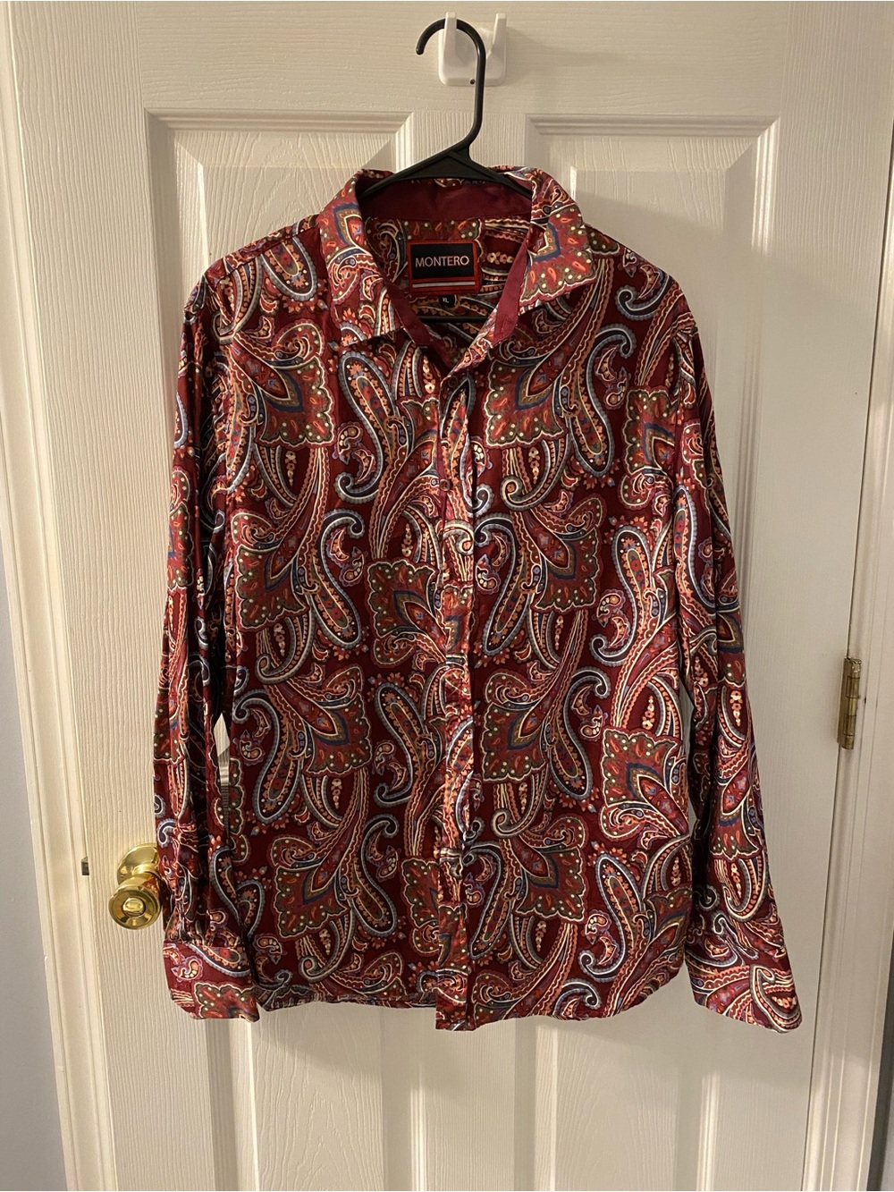 Men’s (2) button up shirts
